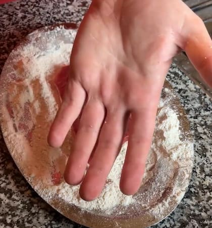 Esta técnica evita que el pan rallado se pegue a la mano (Foto: cocinar.esarte)