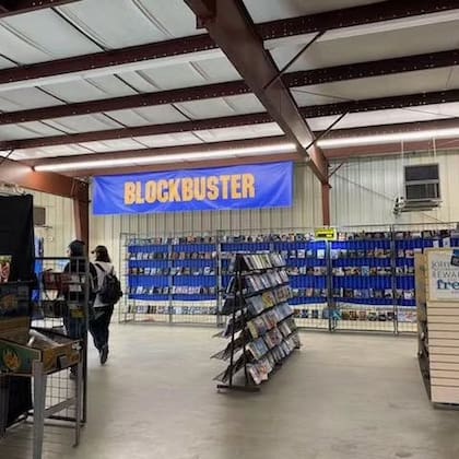 Esta tienda de Blockbuster contiene miles de unidades de VHS y DVDs (Instagram/@blockbusterbend)