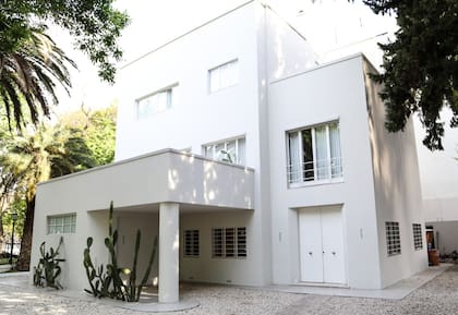 Está ubicada en Rufino de Elizalde 2831, Barrio Parque