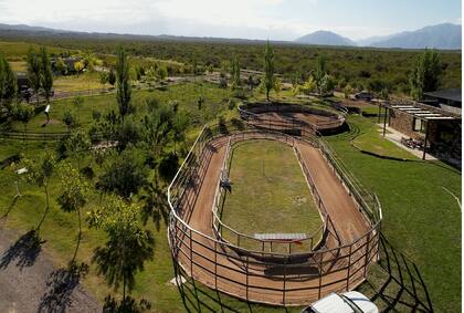 Está ubicado a 35 kilómetros de la ciudad y a 45 minutos del aeropuerto internacional El Plumerillo