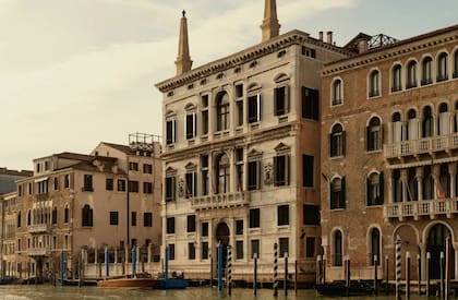 Está ubicado en el Palazzo Papadopoli