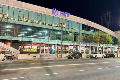 Está ubicado en el Paseo Gigena, en el mismo edificio que HIT Polo