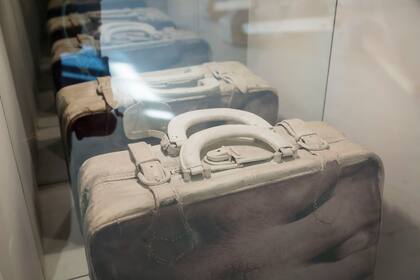 Esta valija creada por Graciela Sacco "tiene impresas con heliografía unas manos que abrazan y forma parte de la serie Las cosas que se llevaron, en alusión a los exilios", dice Wechsler