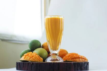 Esta variante del pulque se originó para bajar un poco la presencia del alcohol y suavizar su sabor ácido (Foto Unsplash)