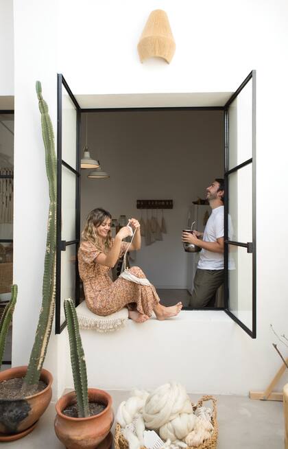 Esta ventana sirve, a su vez, de banco donde se toma mate y se teje por largas horas, uno de los rituales de caro y santi cuando están en casa. 