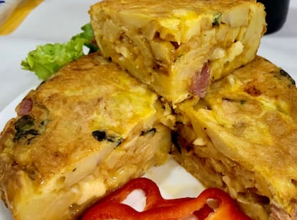 Esta versión de tortilla de papas suma sabor con la elección del queso de la preparación: el parmesano.