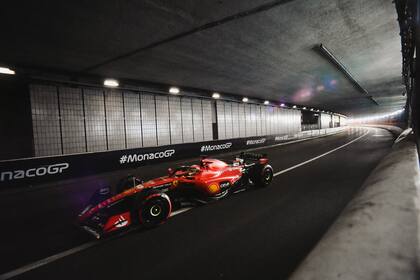 Esta vez el problema fue de comunicación desde el box de Ferrari: Leclerc no fue avisado de que detrás estaba lanzado Lando Norris y lo bloqueó en el túnel, sin intención.