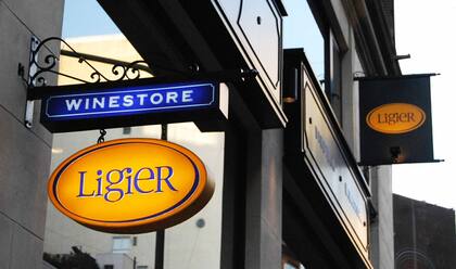 Esta vinoteca no solo tiene una increíble selección de bebidas sino también un sector de delicatessen muy nutrido