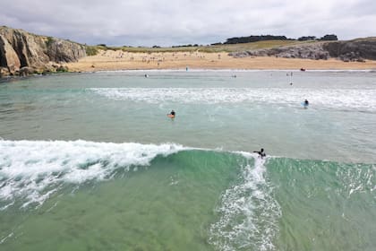 Esta vista aérea muestra a surfistas atrapando olas en la bahía de Quiberon, en el oeste de Francia.
Por iniciativa del surfista francés Erwan Simon, el ayuntamiento de Saint-Pierre-Quiberon votó para crear la primera "reserva de olas" en Francia para preservar este patrimonio de la intervención humana.