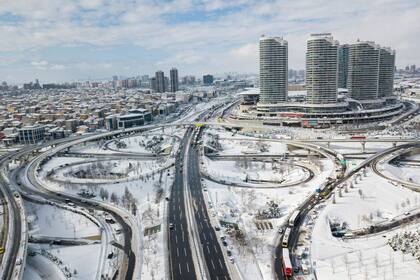Esta vista aérea tomada el 25 de enero de 2022 muestra autos varados en la carretera después de una fuerte nevada en el distrito de Basaksehir en Estambul