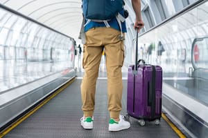 Estaba en un avión, un pasajero le mintió para cambiarle el lugar y la historia se viralizó