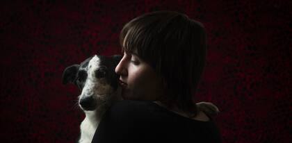 Estaba en una relación de pareja que, cuenta, no era sana y por primera vez le estaba yendo mal en la escuela. Estas dos situaciones y alguna más que no recuerda le causaron fatiga, decaimiento, se aisló de su entorno y comenzó a caerle mal todo lo que comía.