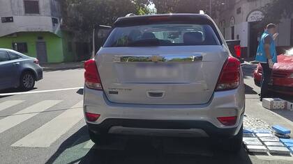 Estaba estacionada en una calle de Almagro, con balizas encendidas y muy nerviosa: tenía en su rodado más de 17 kilos de cocaína