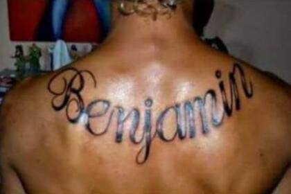 Estaba muy contento por el tatuaje hasta que le revisó el celular a su novia y todo terminó mal.