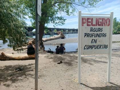 Estaba pescando a metros de un dique patagónico, pero al destrabar el anzuelo la corriente del río Neuquén lo arrastró