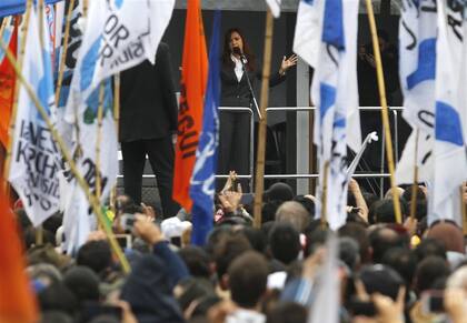 Cristina Kirchner en el acto posterior a cuando fue a declaración indagatoria en 2016 en la causa por la venta de dólar futuro