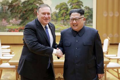 Estaban detenidos bajo cargos de espionaje y viajaron de vuelta con el secretario de Estado, Mike Pompeo