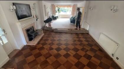 Estaban remodelando su casa y encontraron una sorpresa inesperada debajo de la vieja alfombra