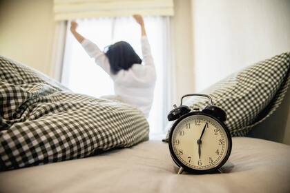 Establecer una rutina de sueño saludable puede ser un desafío en medio de las demandas diarias