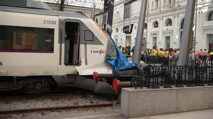 Un tren de la compañía Renfe chocó con el tope de la vía al llegar a la Estació de França (Estación de Francia) y 54 personas resultaron heridas