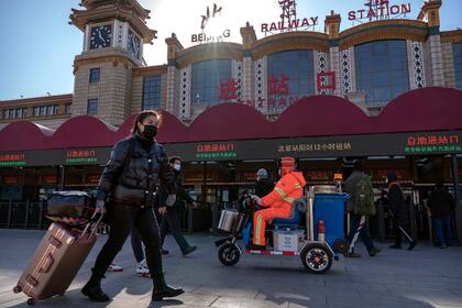 Estación Central de Pekín. Las autoridades han permitido que los boletos de avión para viajes entre el 28 de enero y el 8 de marzo se cancelen sin cargo, dentro de las medidas para desalentar los viajes.