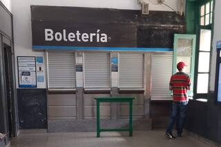 Largas filas para cargar la SUBE y quejas de los usuarios: ¿por qué están cerradas las boleterías?