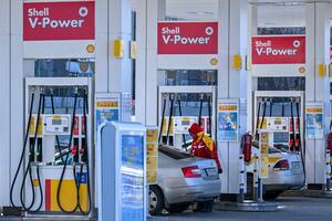 Las estaciones de Shell y Axion aumentaron 11% los precios de sus combustibles