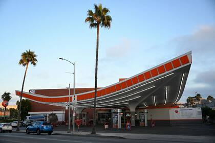 Estación de servicio ubicada en Beverly Hills, Estados Unidos.