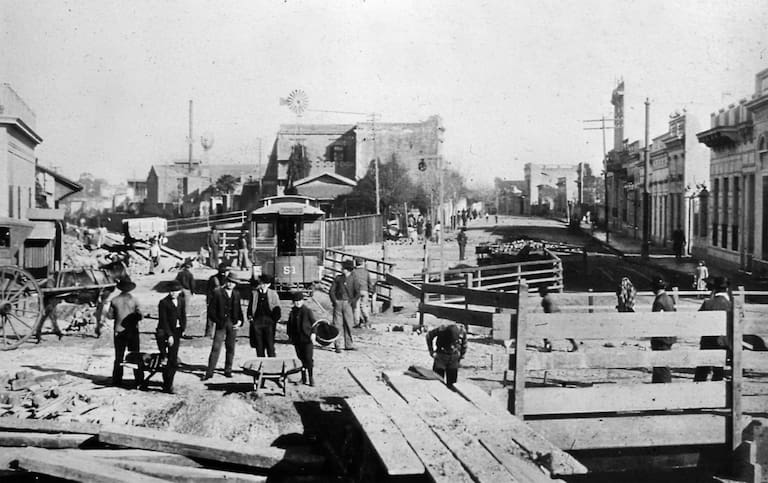 A la derecha la efímera Estación Almagro del Ferrocarril del Oeste en 1903, vista desde calle Medrano (AGN), a la izquierda las vías del tren Sarmiento (Estrella Herrera)