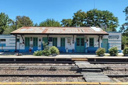 Un monasterio abandonado y las ruinas de una fábrica láctea: Gándara, un pueblo casi fantasma a una hora de Buenos Aires 14 Estación de tren Gándara. El tren que recorre de Constitución a Mar Del Plata ya no para mas en la estación.