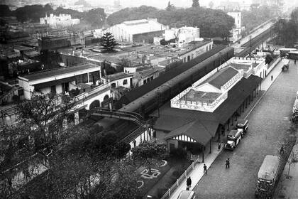 Estación del Ferrocarril General Central Argentino en el barrio de Belgrano, el 19 de junio de 1938. Por las calles empedradas transitaba la línea de colectivos 64.