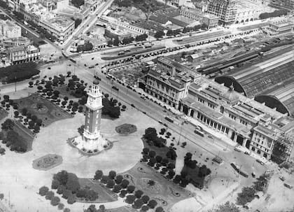 Estación Retiro y Torre de los Ingleses hacia 1925. Nótese que aún no estaban demolidos los edificios que terminaron por dar forma a la Plaza San Martín.