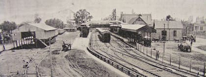 Estación Tigre del Ferrocarril Central Argentino. A la derecha se ve el tranvía al lado de la prolongación del andén con sus vías avanzando hacia la avenida Cazón. C. 1900. Fuente: Colección Jorge Waddell.