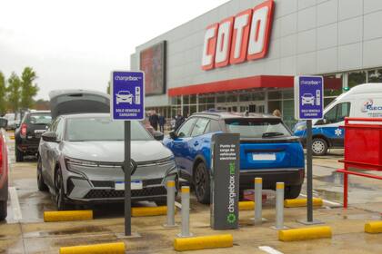 Esta sucursal es la primera de COTO en contar con un punto de carga para vehículos eléctricos en su parking.