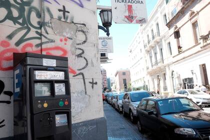 Los parquímetros serán reemplazados por aplicaciones para pagar el estacionamiento medido; las grúas de acarreo se movilizarán de acuerdo a la demanda de los vecinos