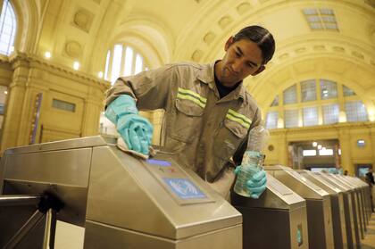 Limpieza continua en las zonas de molinetes en las estaciones de trenes y subte. Una medida de higiene preventiva por el brote de coronavirus 