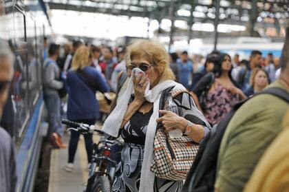 Estacionamiento libre en la ciudad, desinfección de lugares públicos y menos gente circulando por las calles