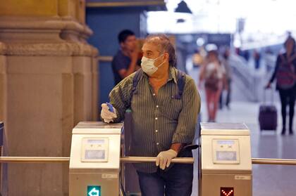 Estacionamiento libre en la ciudad, desinfección de lugares públicos y menos gente circulando por las calles