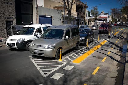 Estacionamientos paralelos a las bicisendas en la calle César Díaz entre Chivilcoy y Bahía Blanca