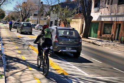 Estacionamientos paralelos a las bicisendas en la calle César Díaz y Joaquín V. González; algunos ciclistas ya utilizan la ciclovía a pesar de no estar inaugurada
