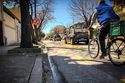 Estacionamientos paralelos a las bicisendas en la calle César Díaz y Joaquín V. González
