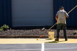 Estacionamientos se calientan y dificultan la escorrentía pluvial; estos grupos prueban otras opciones