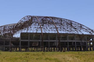 Estadio abandonado. El hombre que busca reconstruir su Luna Park de la costa