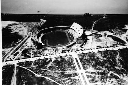 Estadio de River Plata y costa del Río de la Plata sobre el terraplén del Ferrocarril Belgrano en 1937. Veinte años después, con la zona rellenada comenzaría allí la construcción de Ciudad Universitaria.