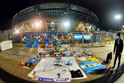 Afuera del estadio, todo un santuario armado para homenajear a Diego Armando Maradona.