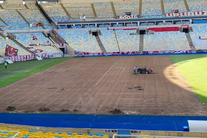Estadio Maracana, Rio de Janeiro.
El reemplazo parcial del césped por uno nuevo comenzó el 24 de junio de 2021 lo que agrega buena densidad al consorcio formado por Ryegrass (pasto de invierno) y Bermuda Celebration. El proceso tomará 17 días y el mantenimiento de la calidad del césped sigue la prioridad de la administración.