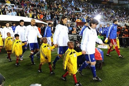 Estadio Peter Mokaba, última fecha del Grupo B del Mundial de Sudáfrica, Argentina vs. Grecia: al frente, Messi, dos días antes de cumplir 23 años, abre el camino de la selección