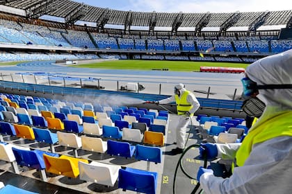 Así se trabaja en el estadio San Paolo para fumigar las instalaciones