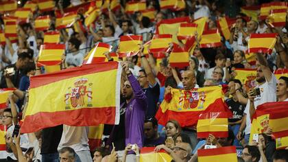 Estadio Santiago Bernabéu. Los hinchas del Real Madrid gritaron a favor de una España unida