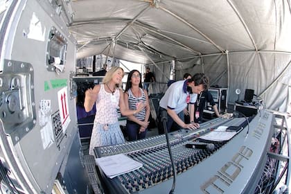 Estadio Vélez, diciembre de 2004. Una multitud espera a Floricienta mientras Cris Morena verifica detalles del sonido
